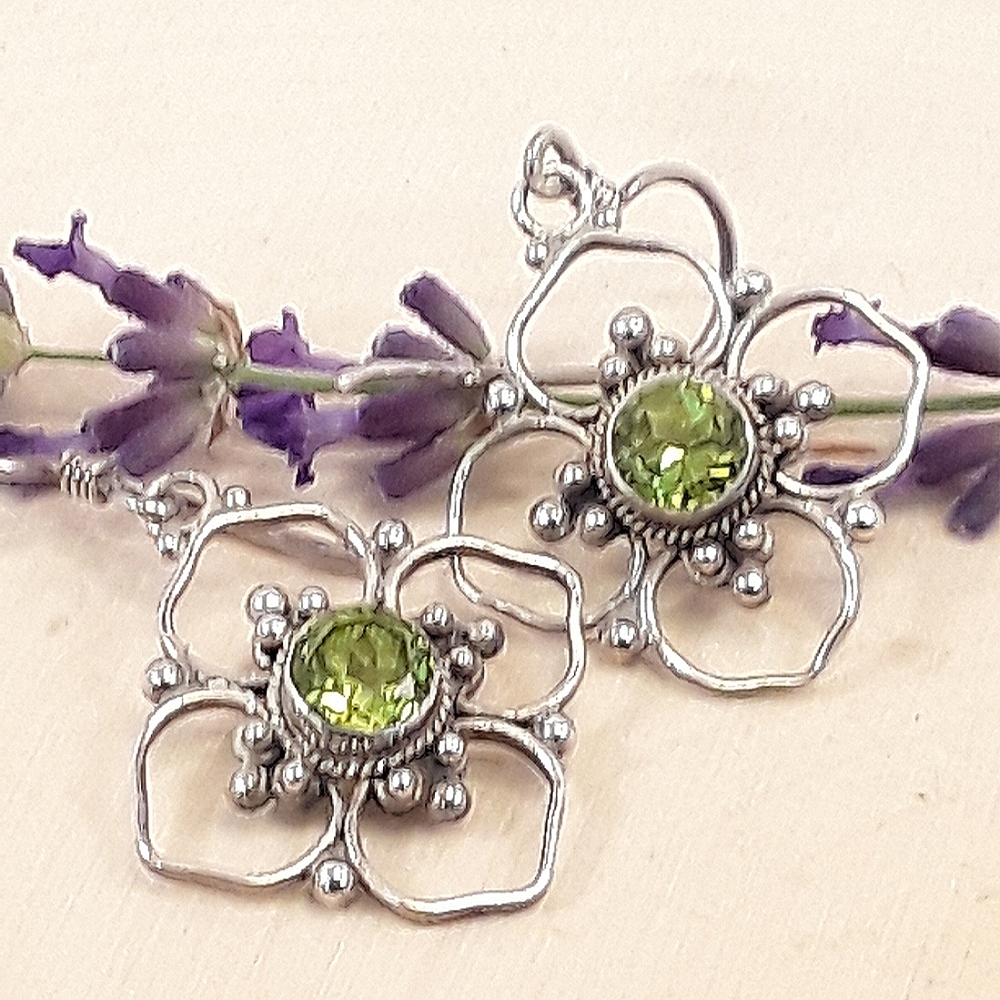 Vtg New Sterling Peridot Vera Wolf Earrings